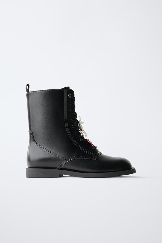 BOTÍN CORDONES CHARMS - Negro de Zara - Imagen 0