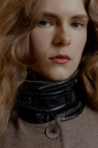 MANTEAU CAPE AVEC LAINE COL CONTRASTE - Vison foncé de Zara - Image 4