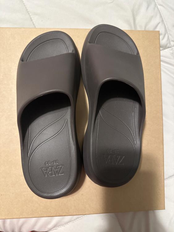 Gray rubber sandals with a minimalist design on a brown box. Visible text: "ZARA 39-40".