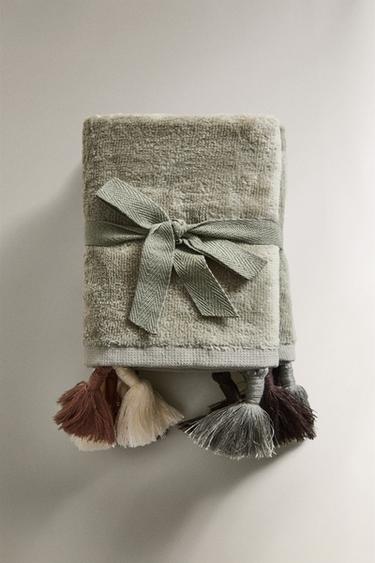 PACK OF VELOUR HAND TOWELS WITH TASSELS (PACK OF 3) - Mid-green by Zara