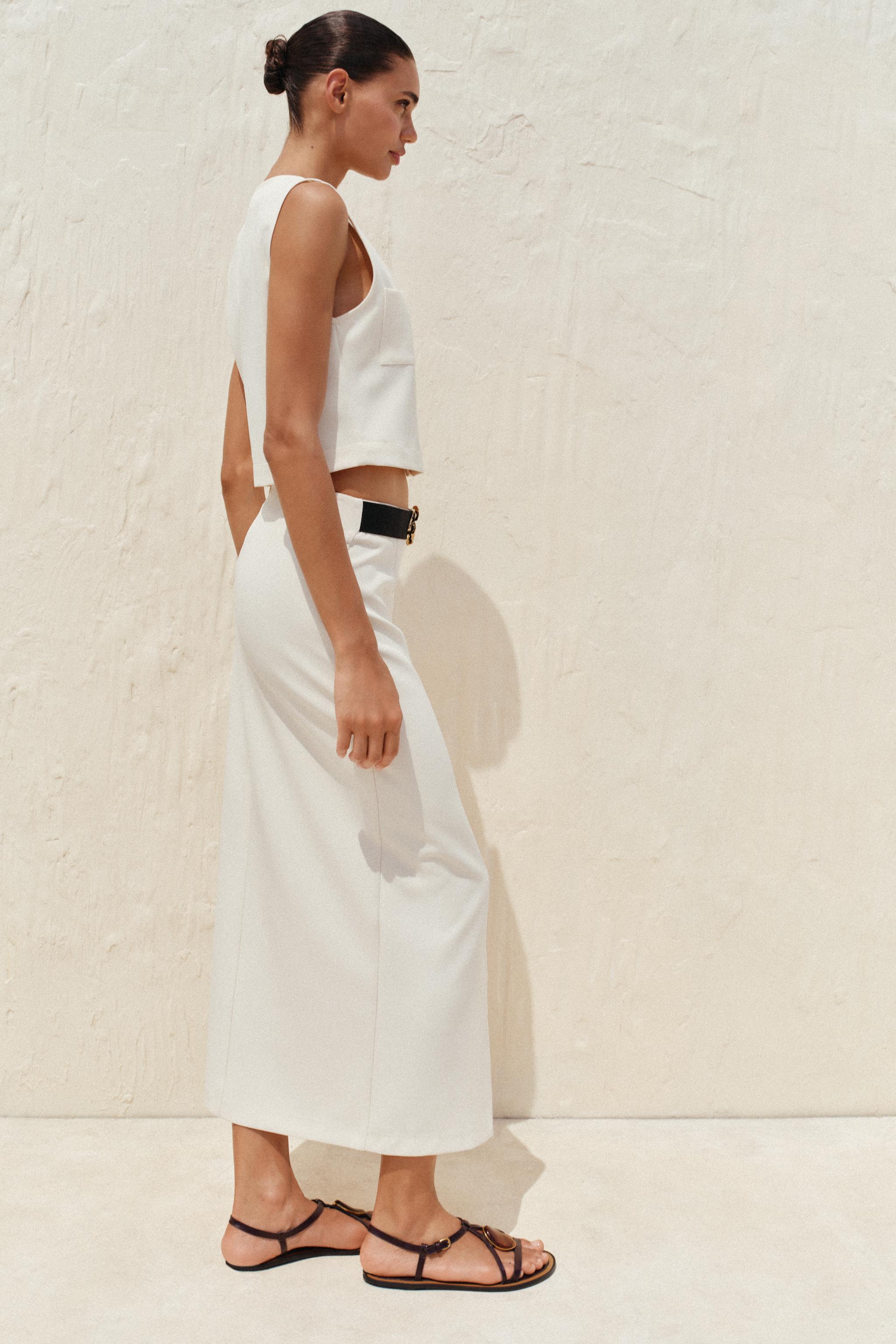 SLEEVELESS CREPE TOP