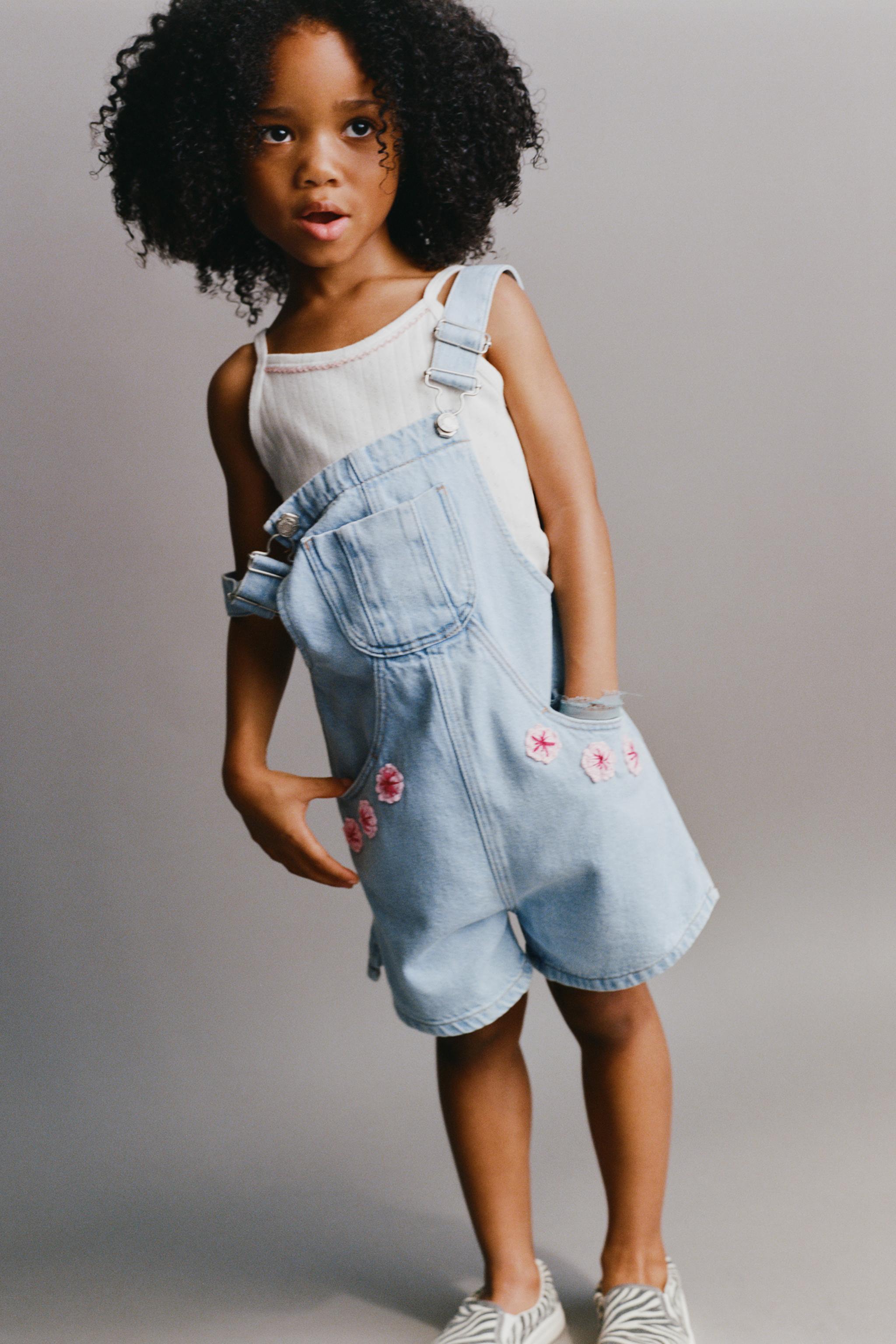 SALOPETTE COURTE EN DENIM À FLEURS CROCHET