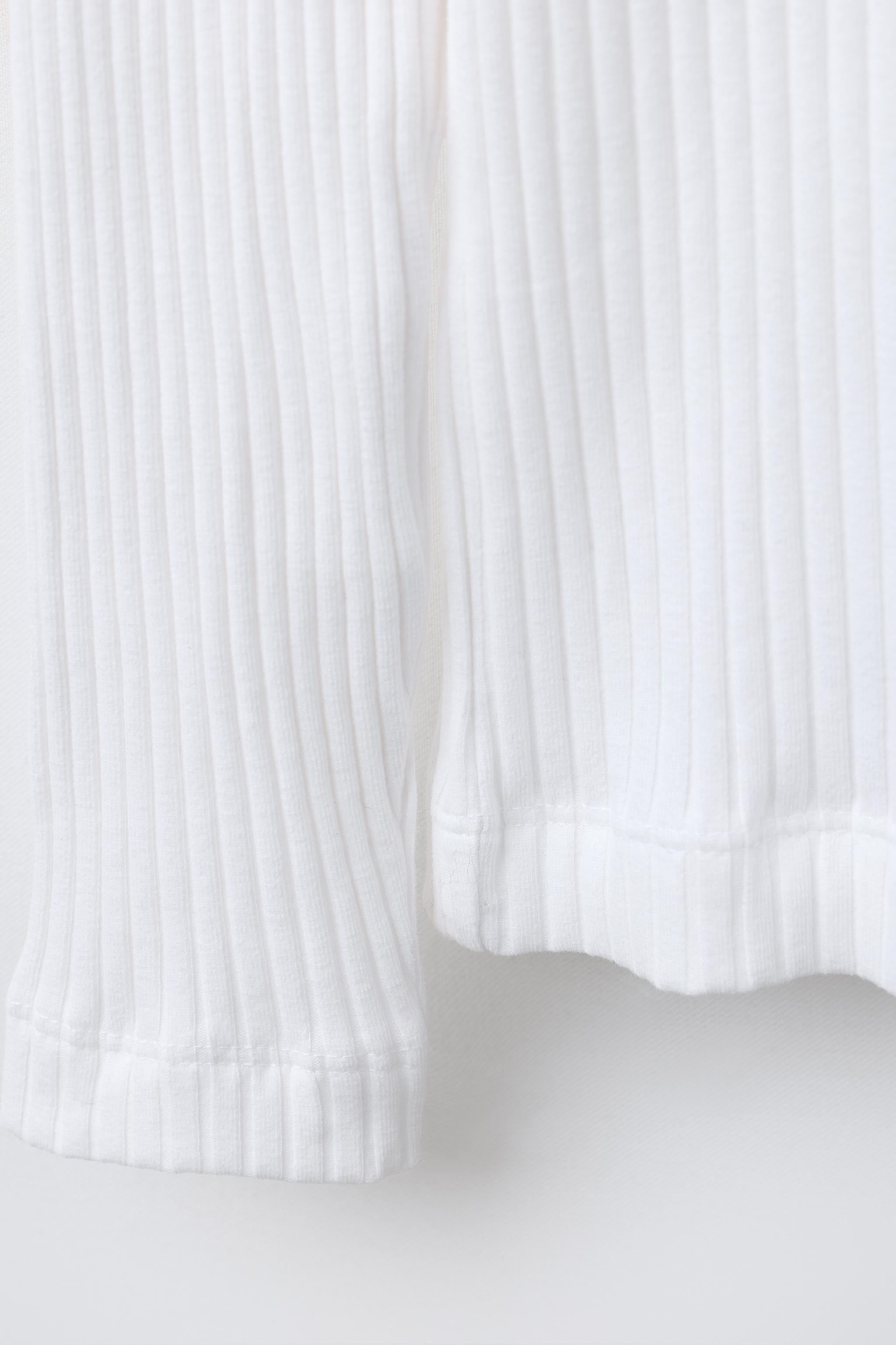 HAUT CÔTELÉ À COL ROULÉ