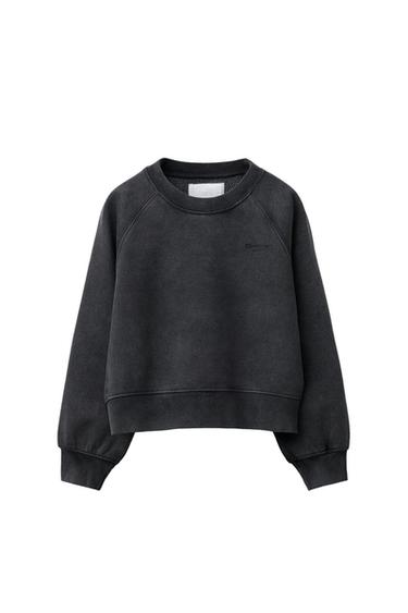 سويت شيرت بمظهر مغسول ونقشة كتابة - رمادي الخاص بـ Zara