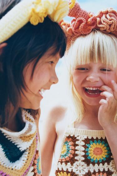 سالوبيت قصير بحياكة كروشيه وياقة مستقيمة وحمالات. - أصفر الخاص بـ Zara