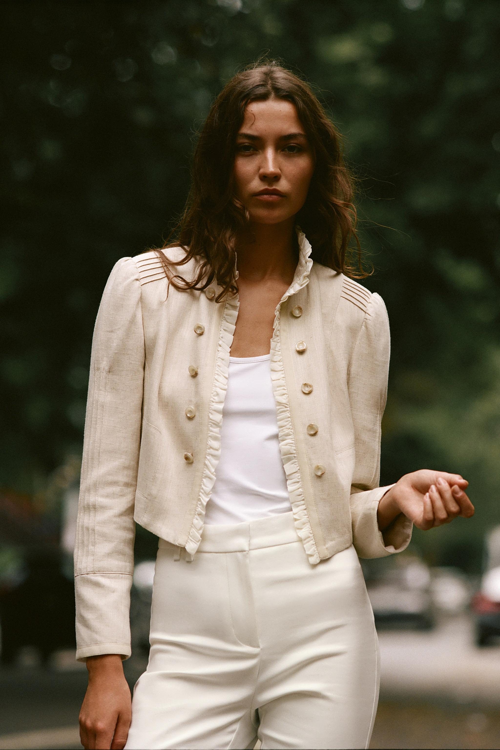 VESTE COURTE À VOLANTS