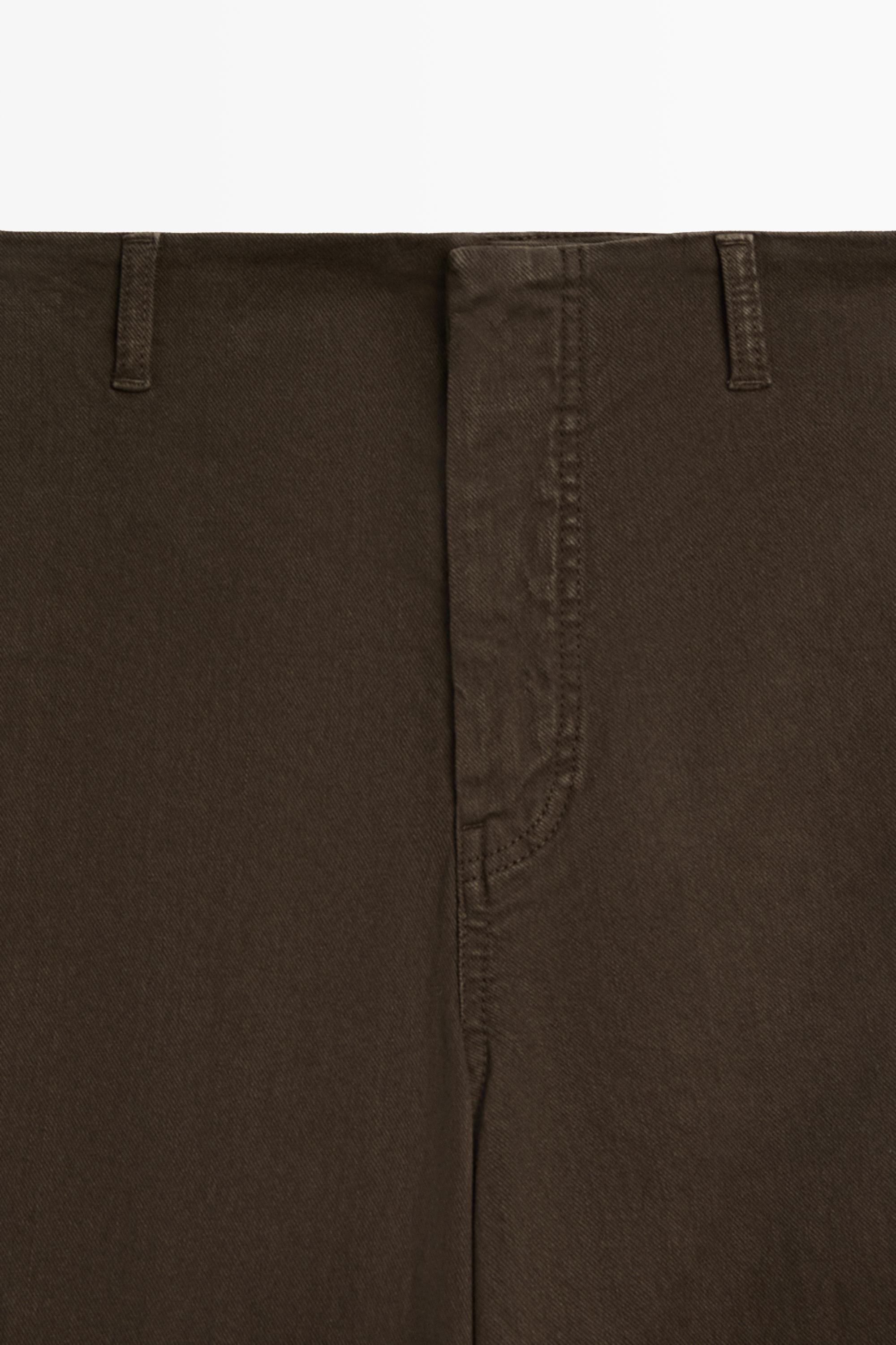 Pants carrot fit seam details