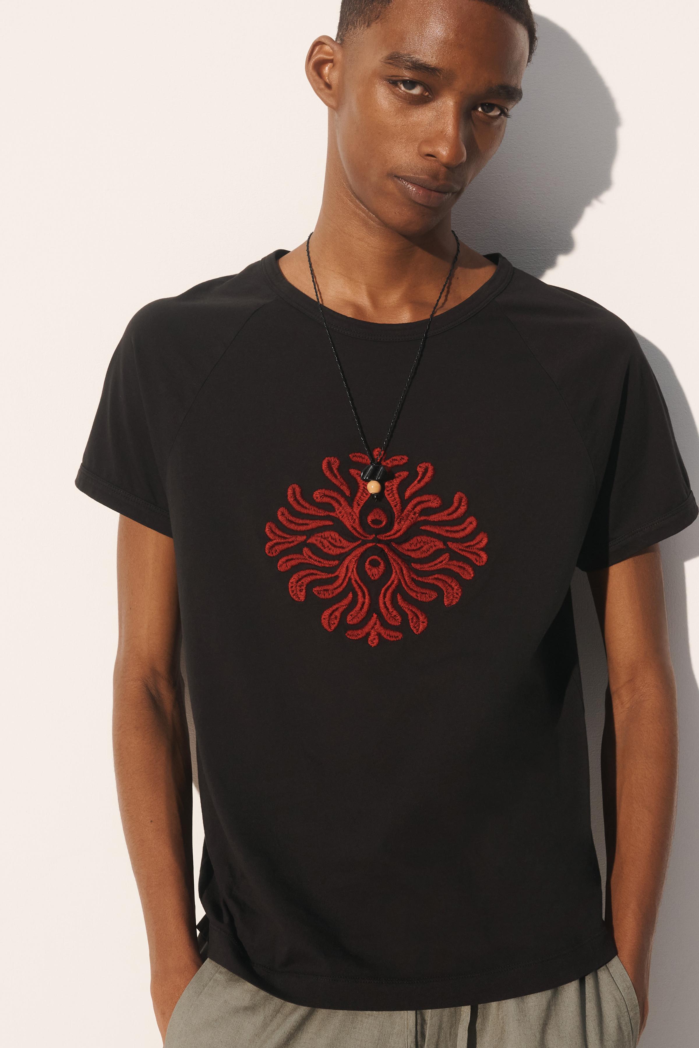 yori ソリッドバックフレアTee CORAL EMBROIDERED RELAXED FIT T-SHIRT - Black | ZARA United States