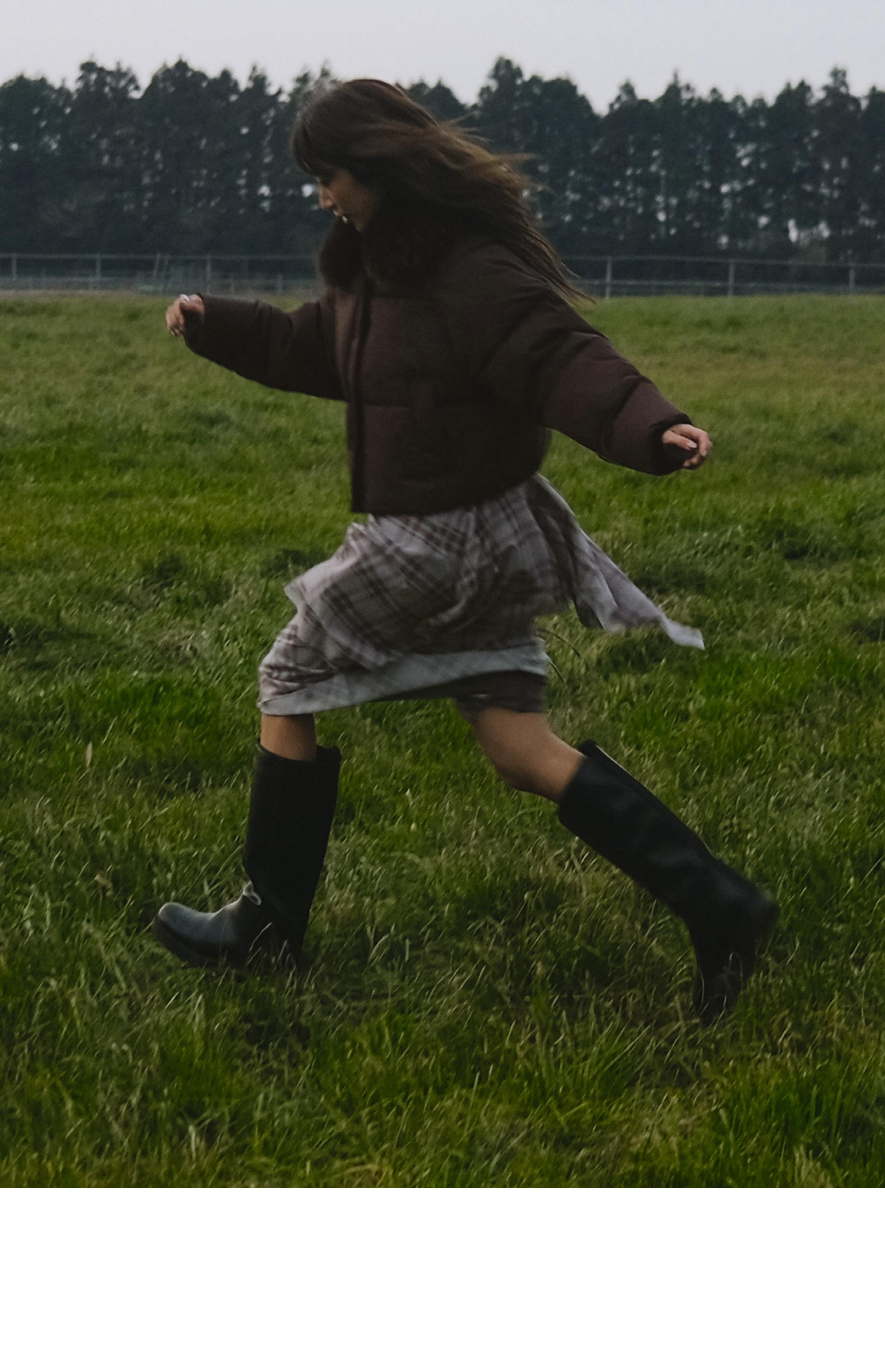 入手困難！新品・ ZARA  クリスマス ケーキスタンド ヒイラギ柄 新品•タグ付き】 ZARA HOME クリスマス ケーキスタンド ヒイラギ柄