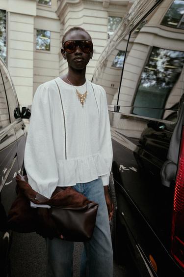 BLUSA PEPLUME ENTREDOSES - Blanco roto de Zara