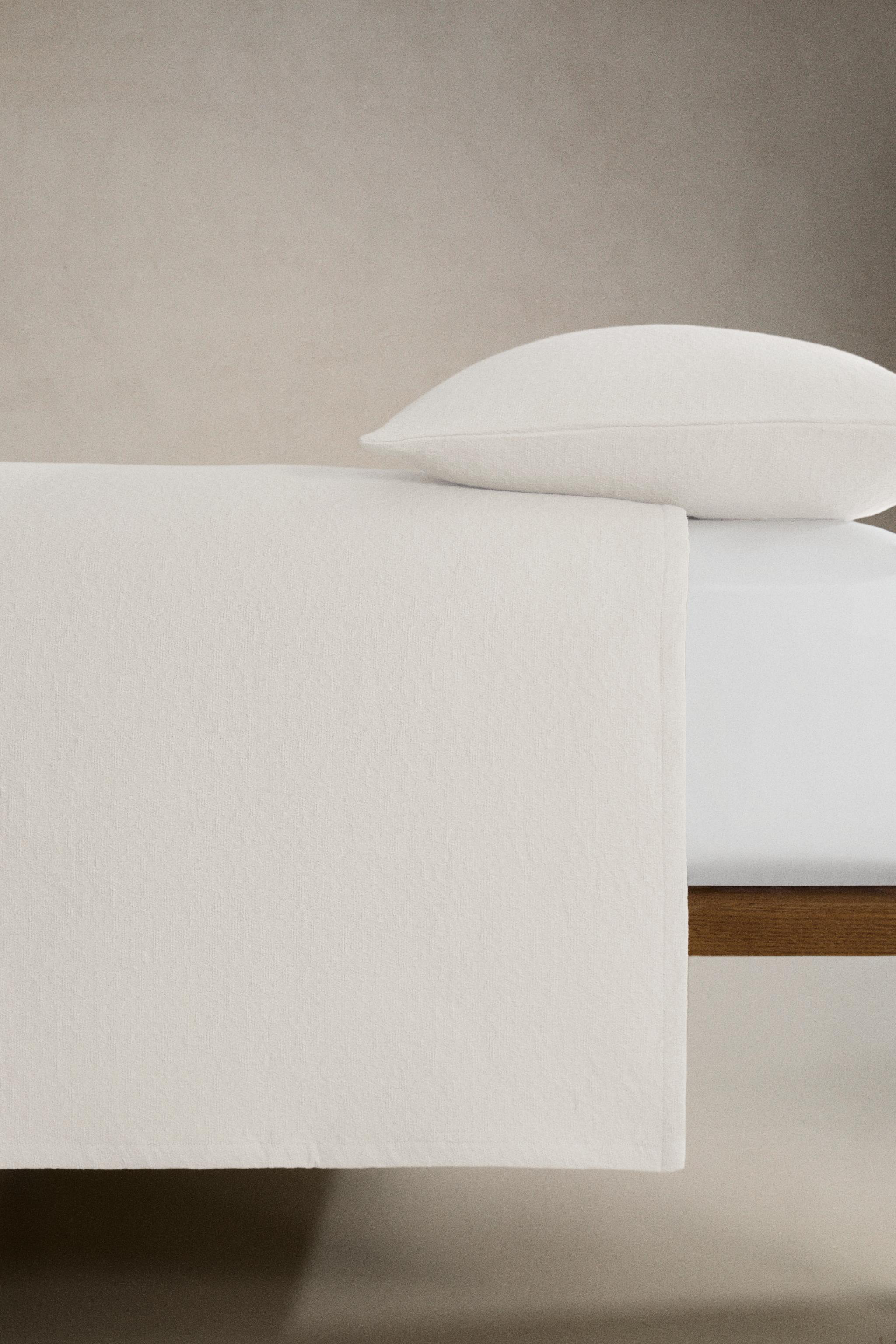 TEXTURED JACQUARD BEDSPREAD