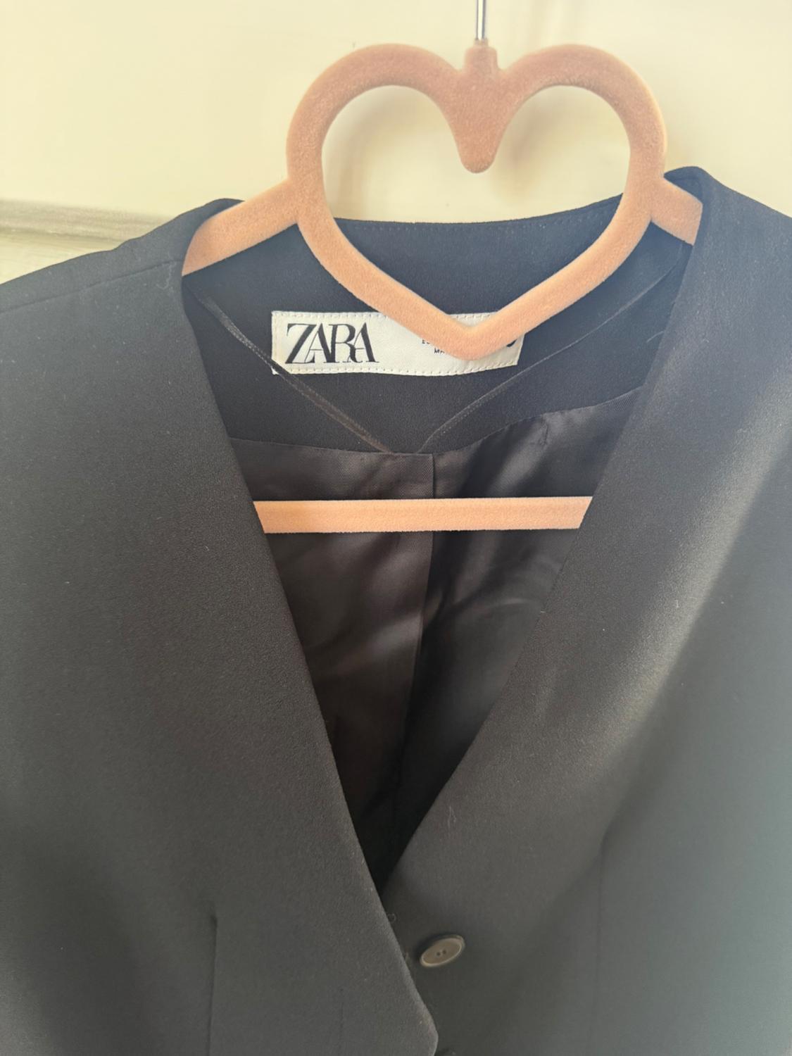 BLACK VEST WITH GOLD BELT - Image 7