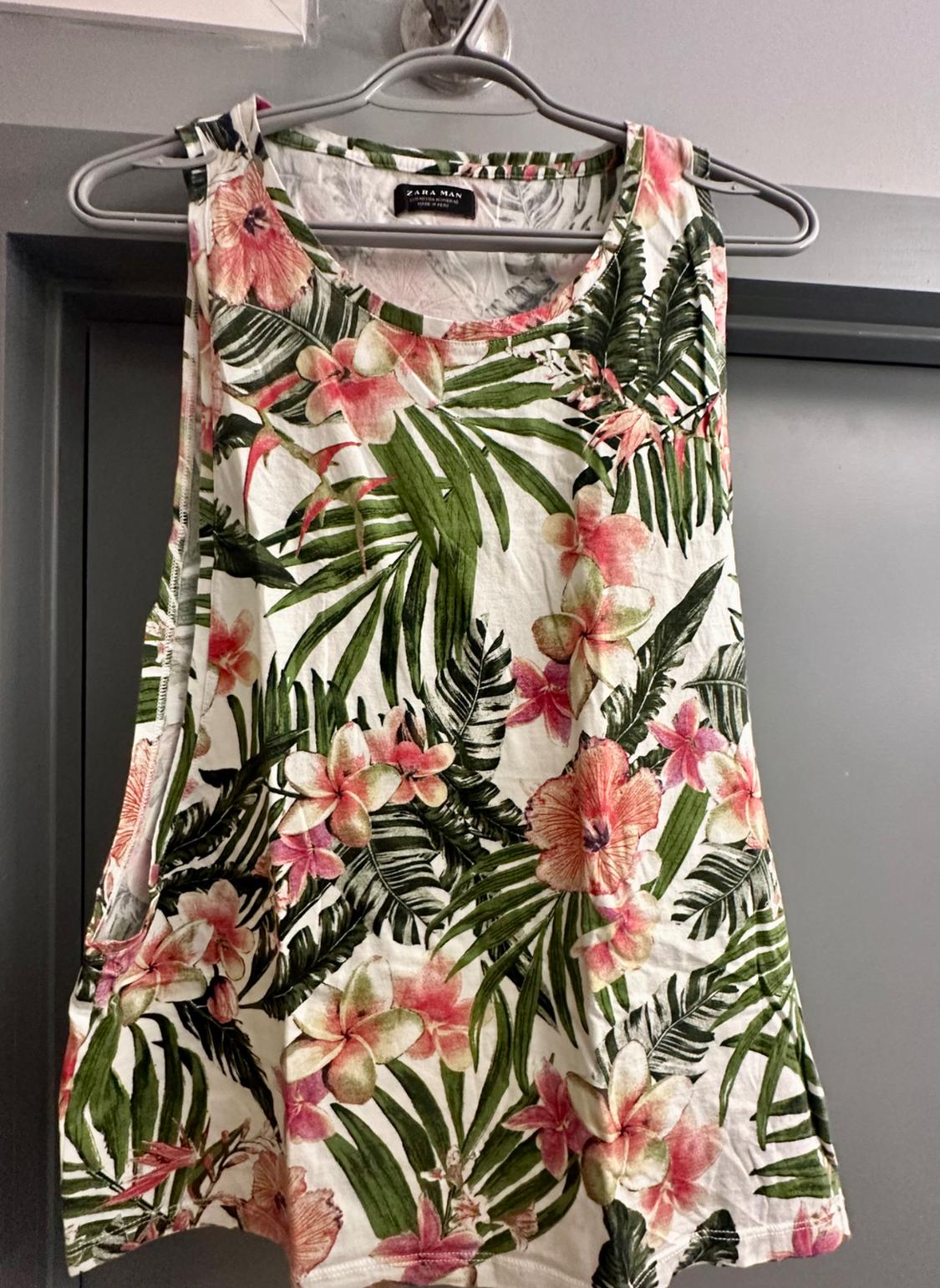 SLEEVELESS FLORAL TSHIRT ROUND NECK SLEEVELESS PRINTED TSHIRT. BREAST POCKET. - Image 2