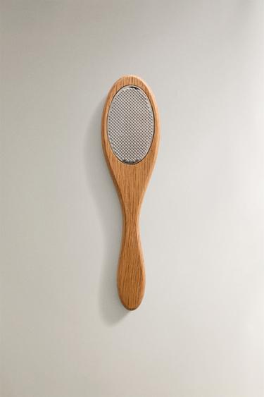 FOOT EXFOLIATOR WITH WOODEN HANDLE - Light beige by Zara - Image 0