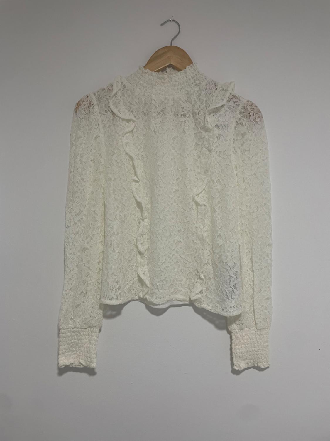 RUFFLED LACE TOP