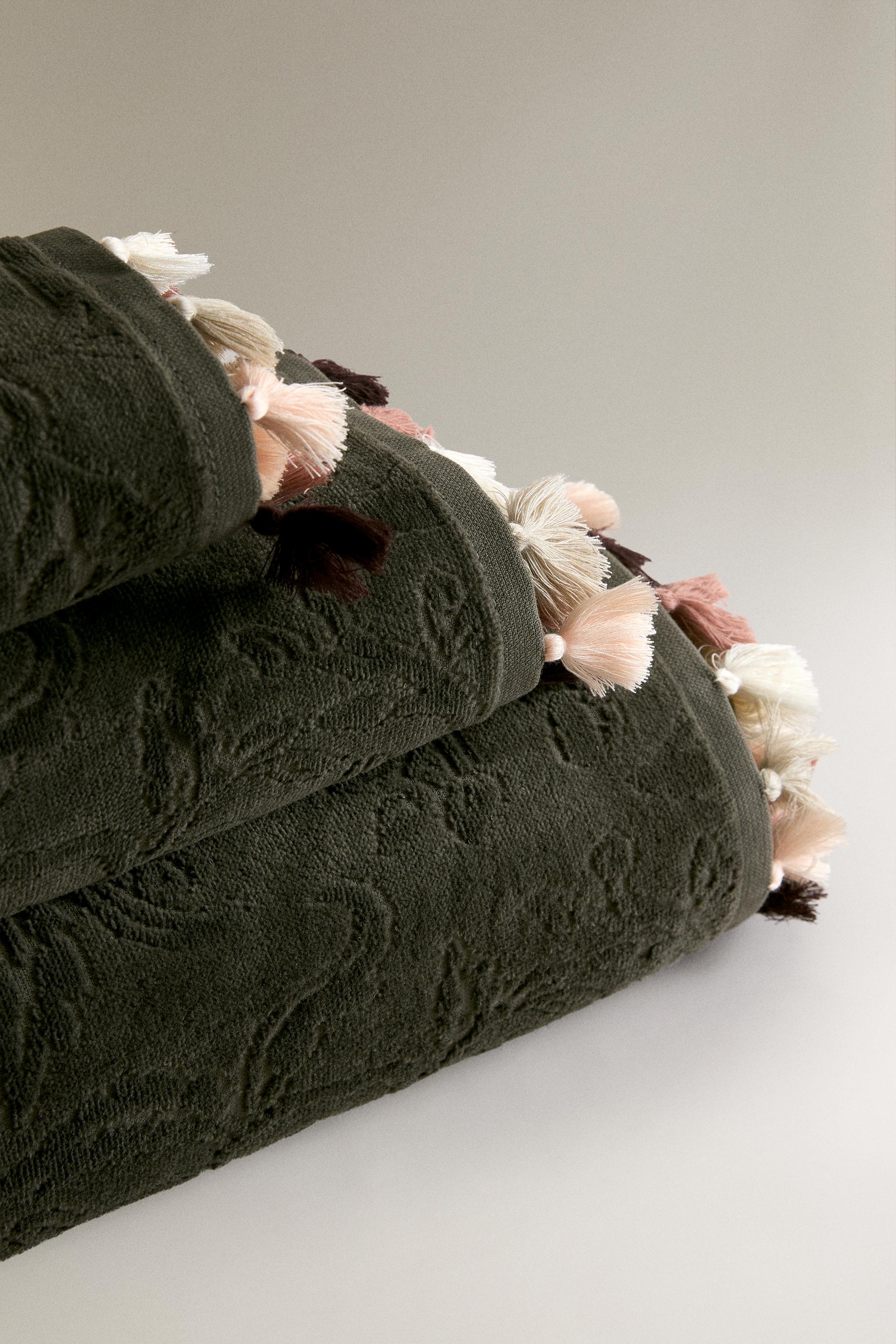 JACQUARD POMPOM BATH TOWEL