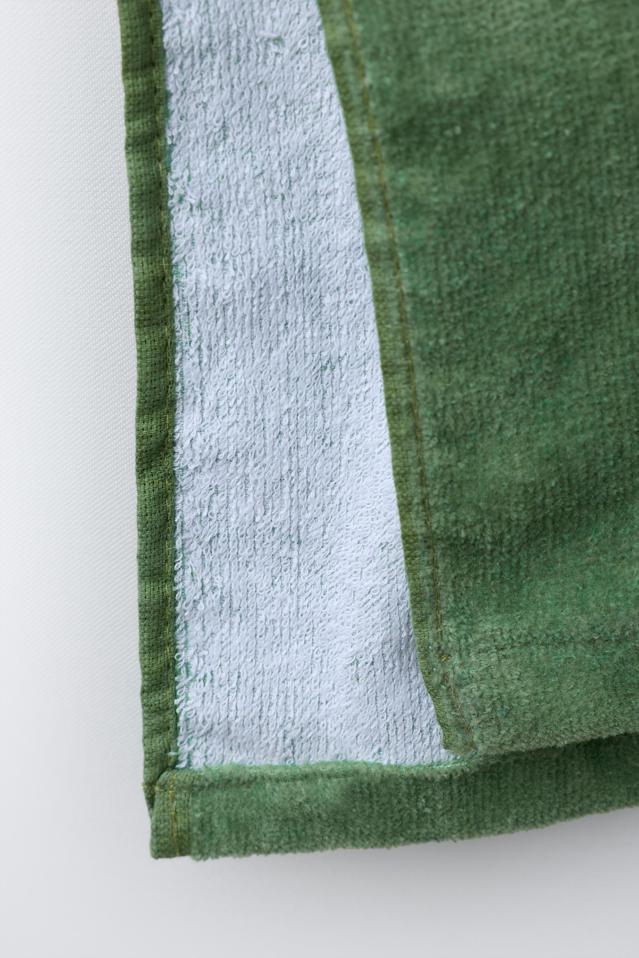 MINECRAFT © MOJANG AB. ™ TERRYCLOTH PONCHO