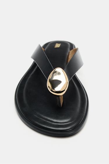 SANDALES PLATES AVEC DÉTAIL MÉTALLIQUE - Noir de Zara - Image 3
