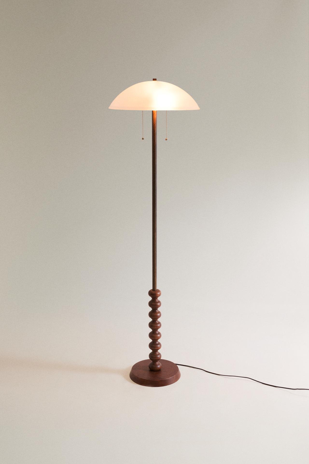 GLASS AND WOOD FLOOR LAMP — Multicoloured