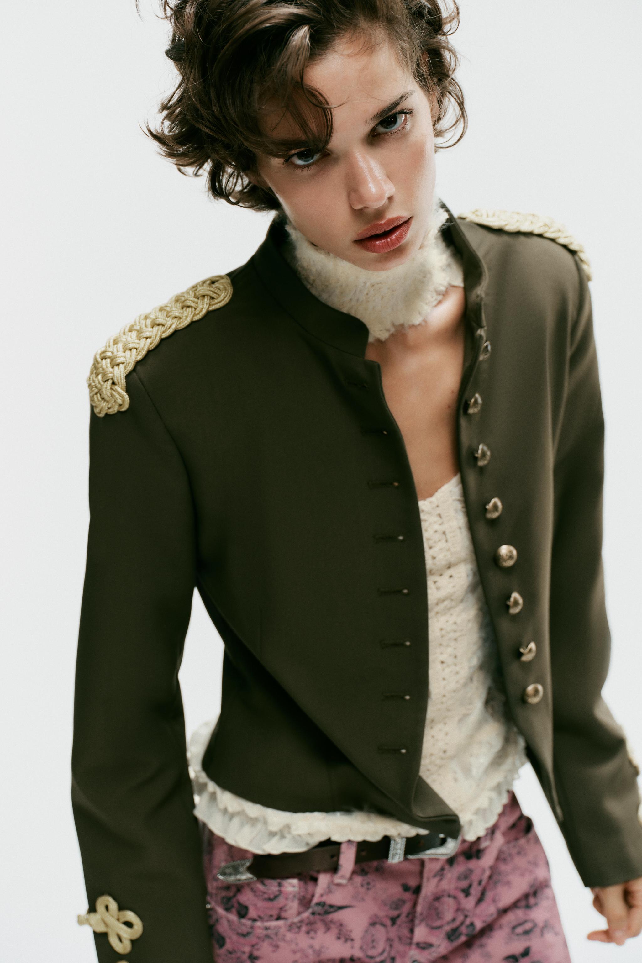 VESTE À BRANDEBOURGS ET BOUTONS