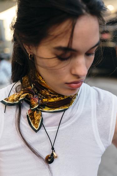 منديل فيسكوز بنقشة زهور - زيتوني الخاص بـ Zara - صورة 0