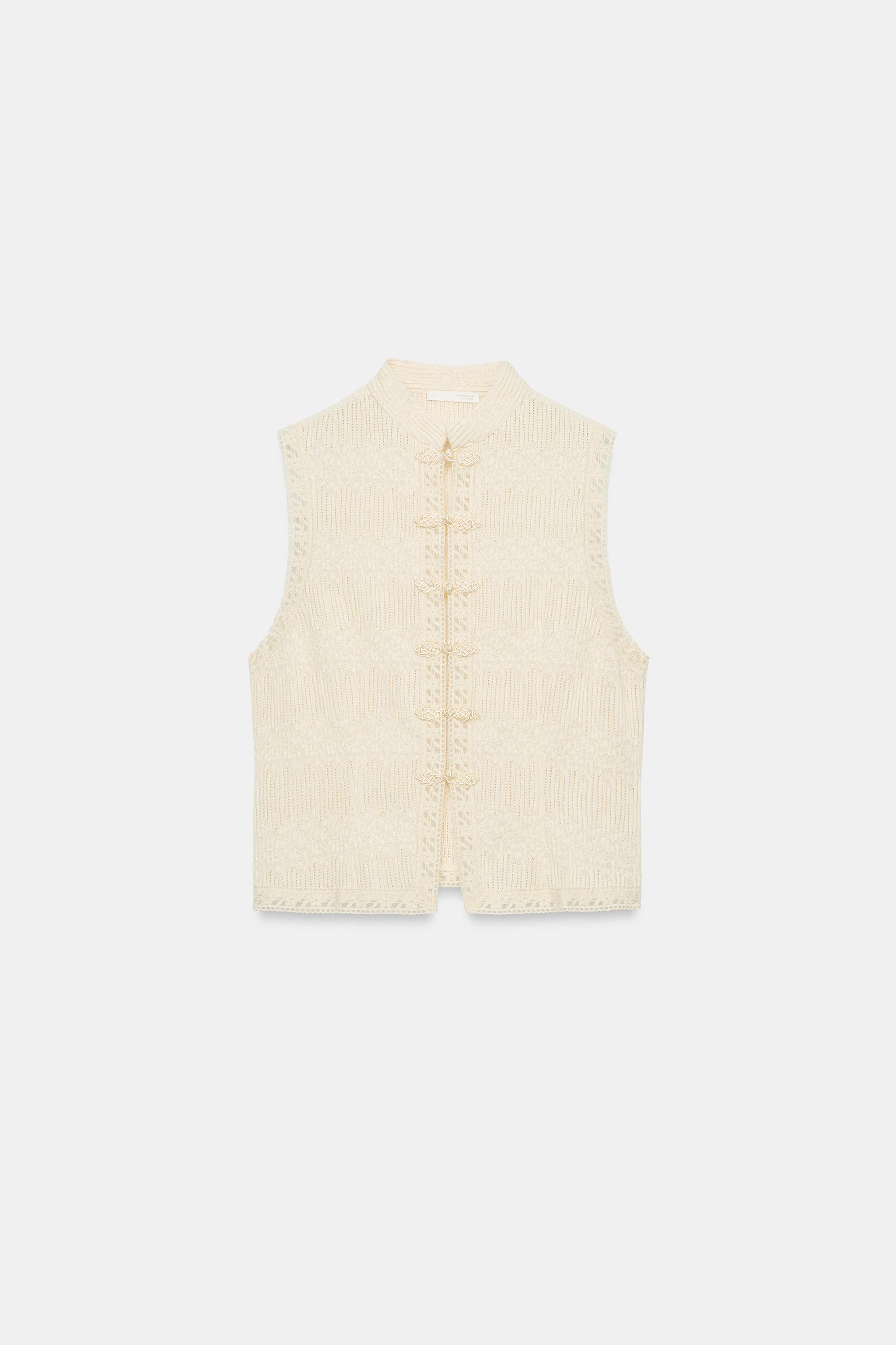 GILET PLISSÉ À BRANDEBOURGS