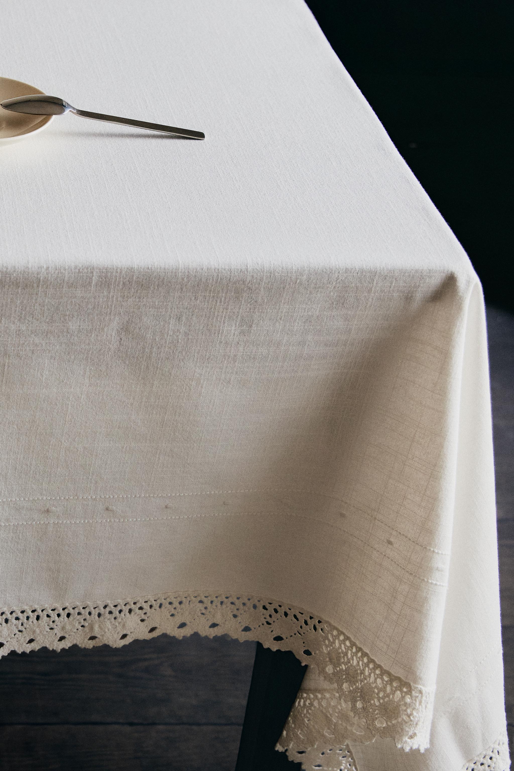 NAPPE COTON BRODÉE ET DENTELLE
