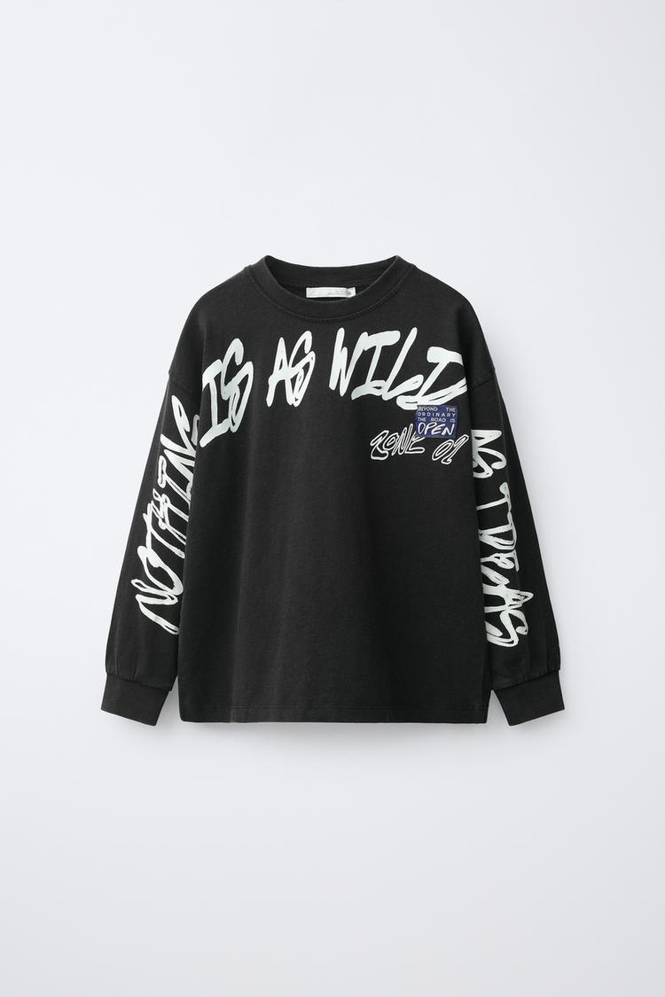 CAMISETA ESTAMPADO TEXTO GRAFFITI