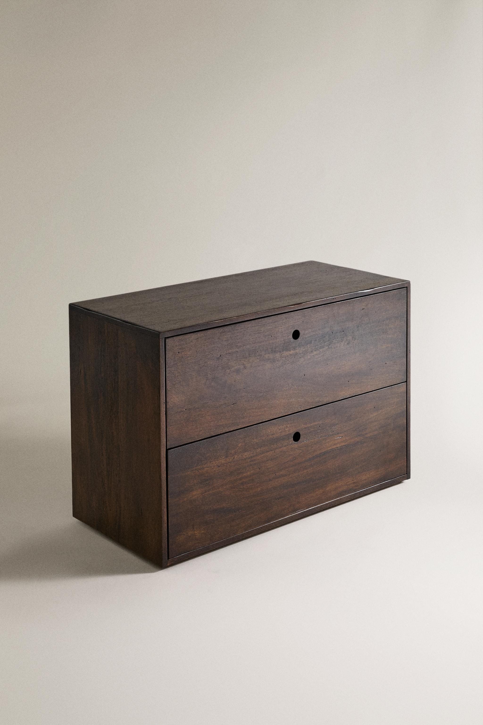 WOODEN CHEST OF DRAWERS — Brown