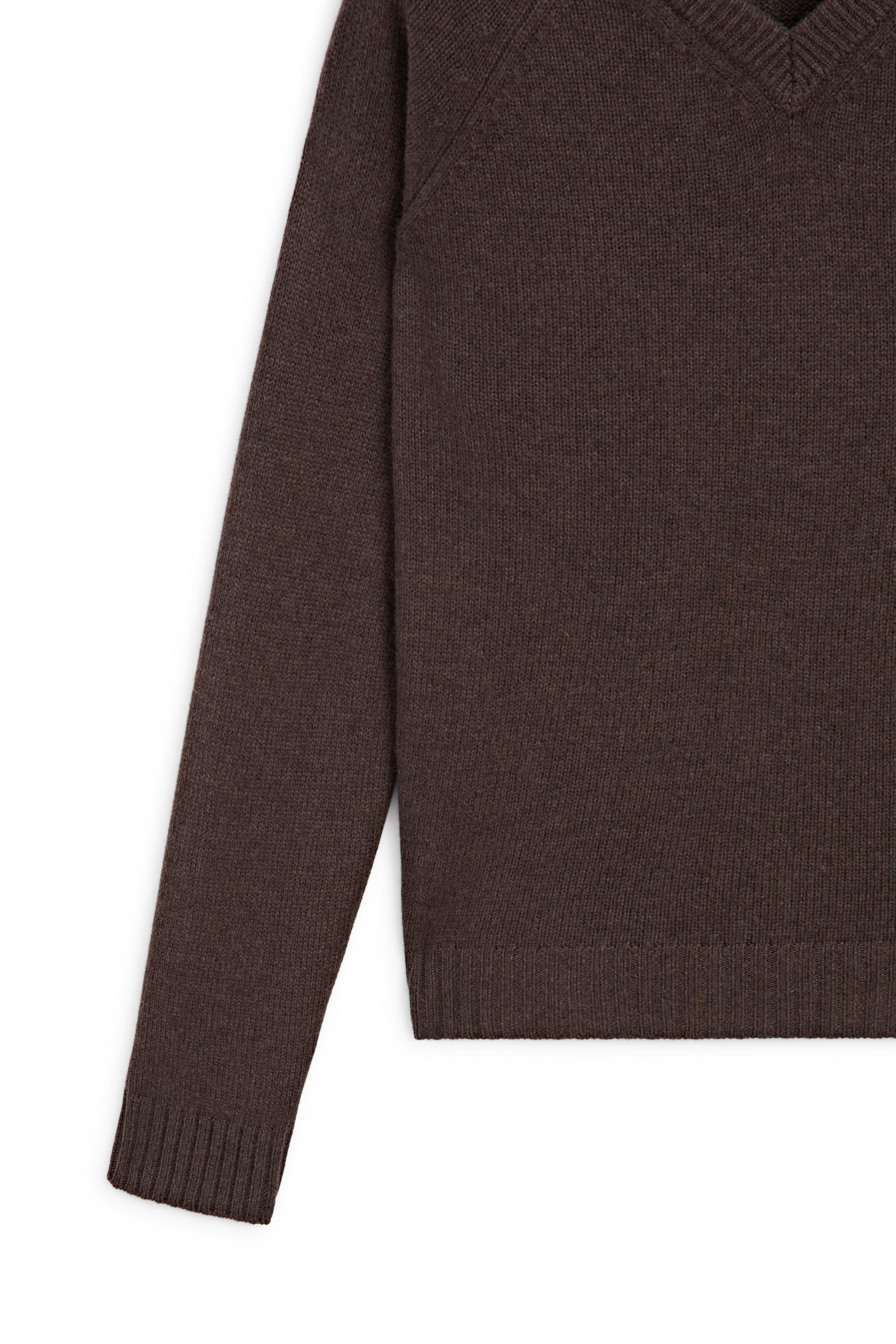 V-neck knit sweater - LIMITED EDITION