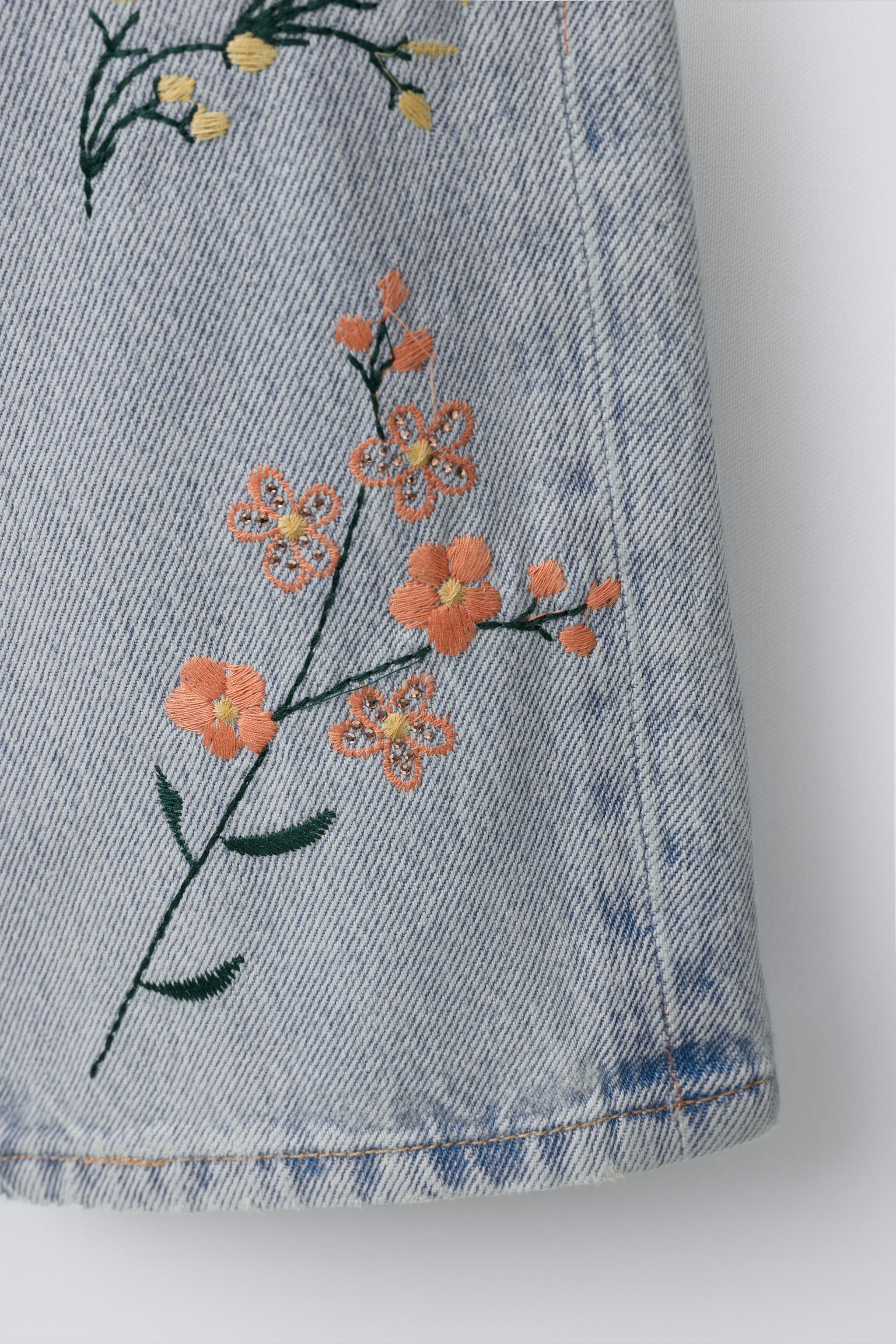 EMBROIDERED FLORAL STRAIGHT JEANS