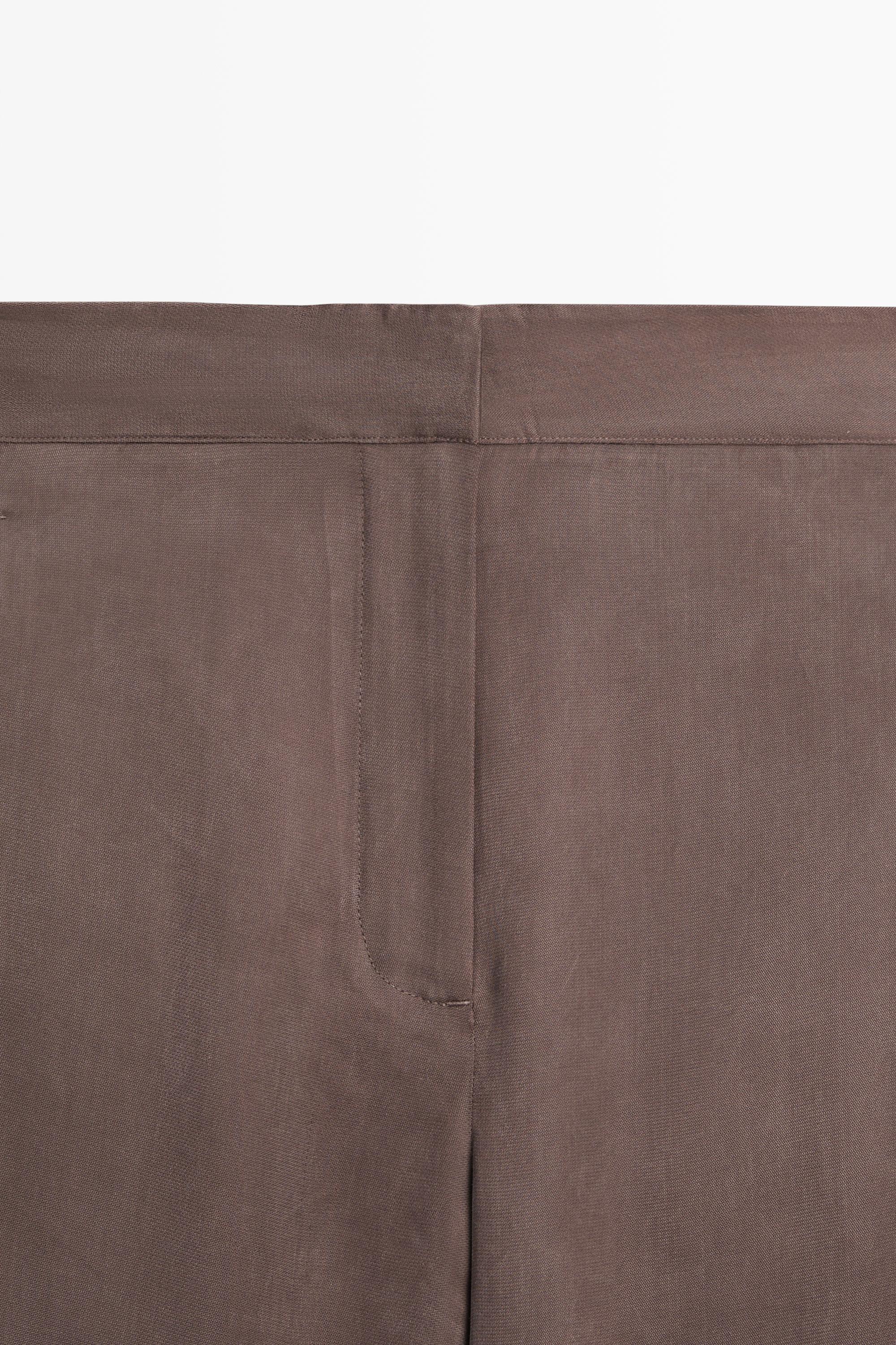 Total look flowing trousers with buttoned hems