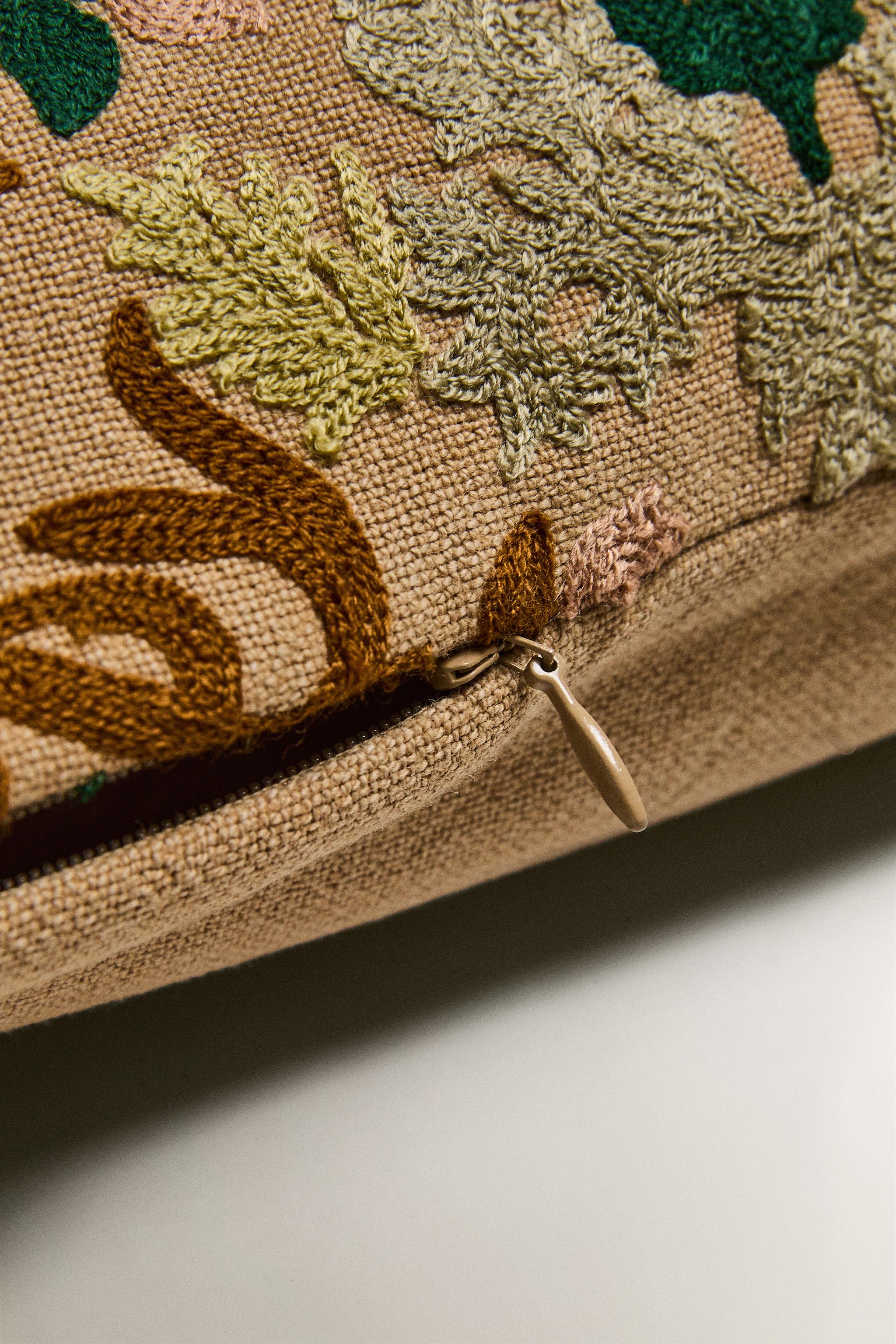 SYMMETRICAL FLORAL THROW PILLOW COVER