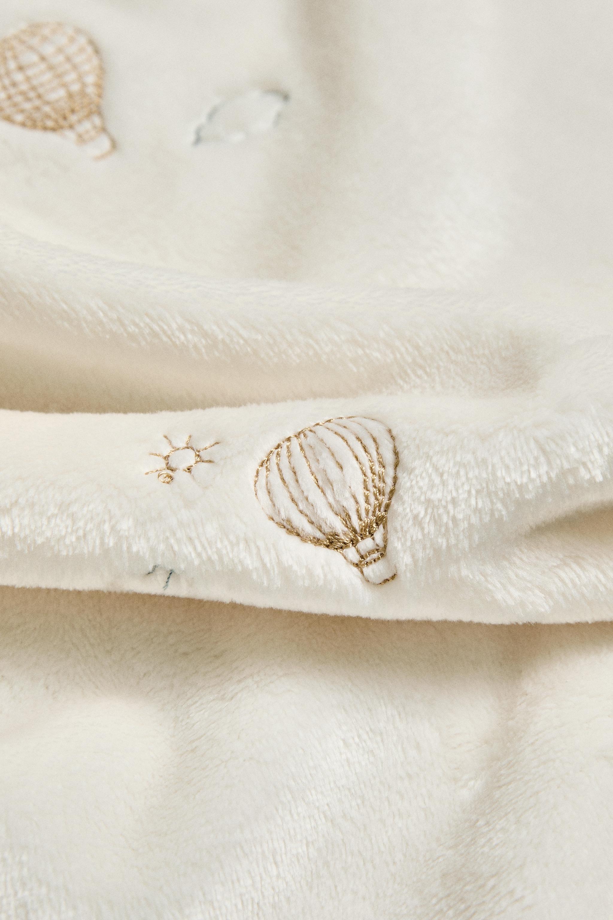 EMBROIDERED BALLOON BABY FLEECE BLANKET