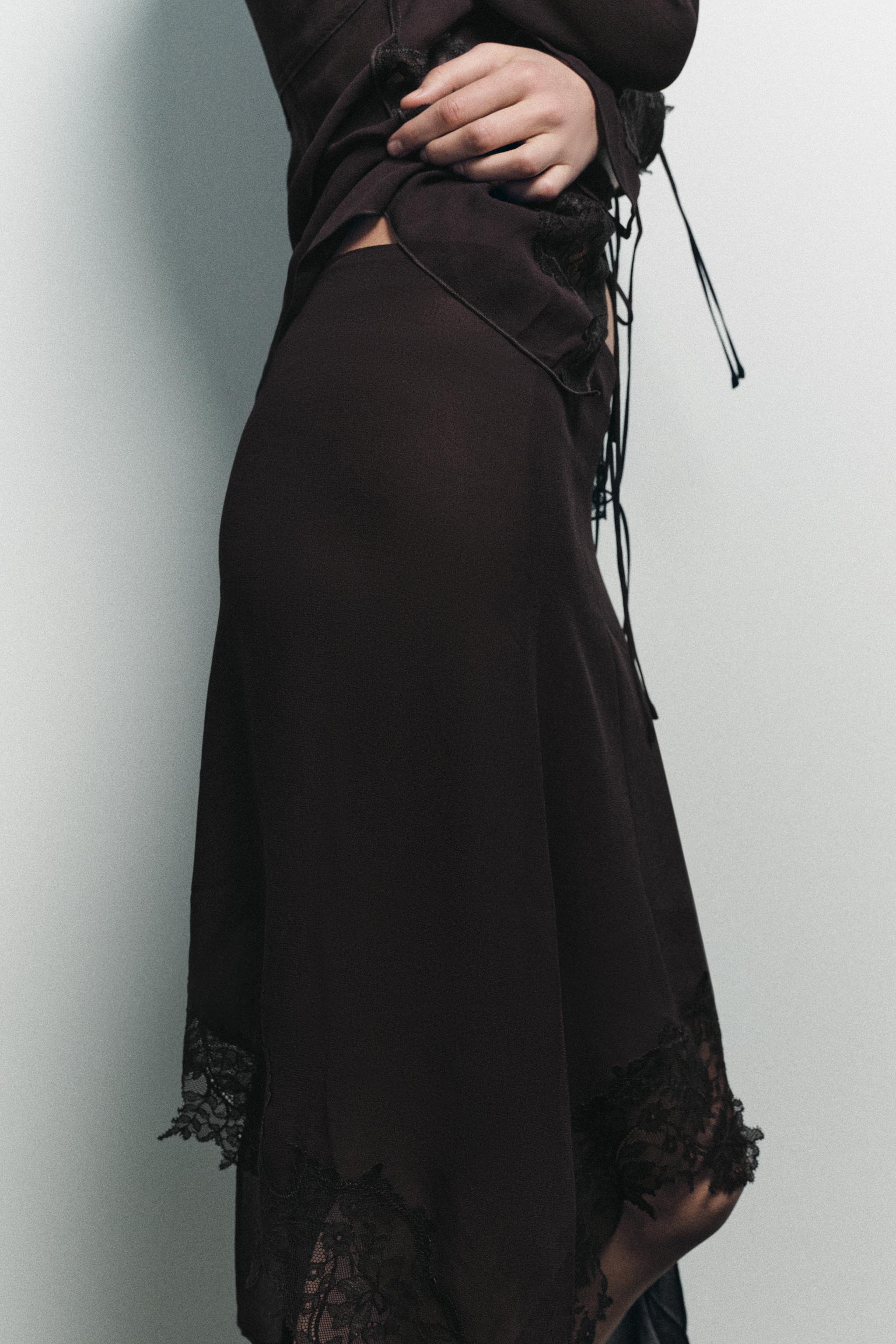 JUPE GEORGETTE ASYMÉTRIQUE À DENTELLE