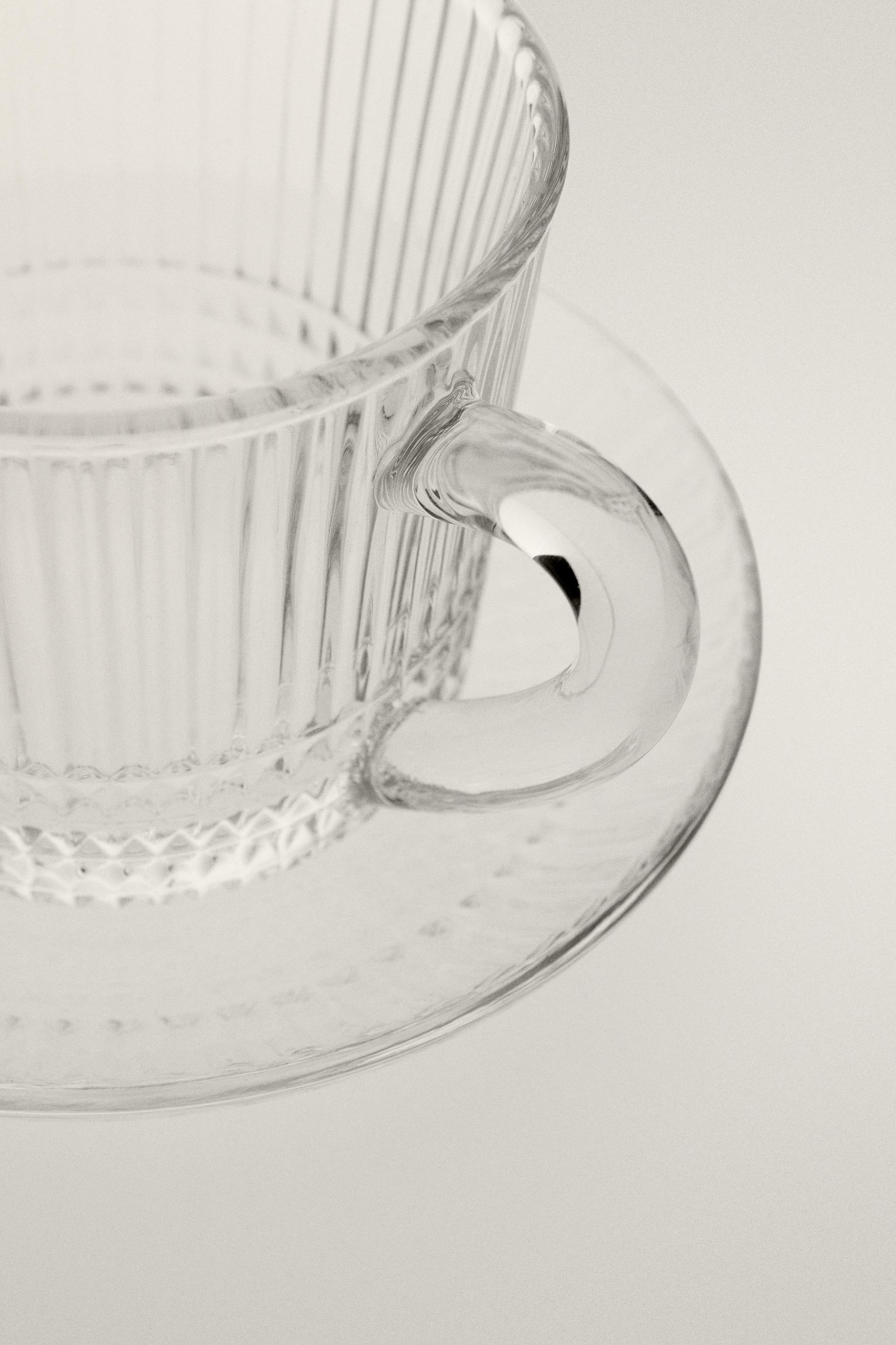 TASSE À CAFÉ AVEC SOUCOUPE EN VERRE À RELIEF GÉOMÉTRIQUE