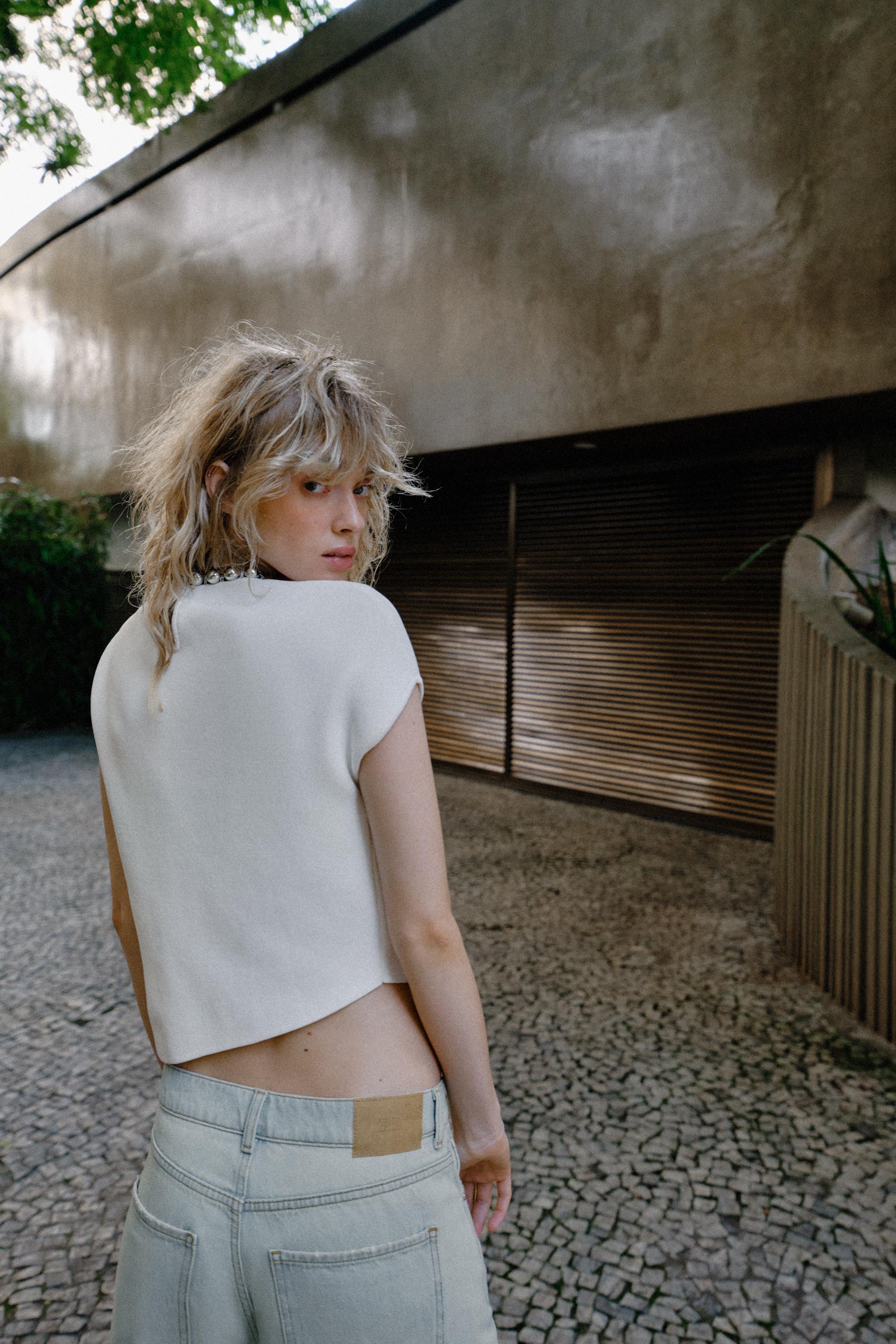 TOP EN MAILLE À BOULES AU COL
