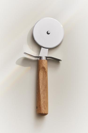 PIZZA CUTTER WITH AN OAK WOOD HANDLE - Light brown by Zara