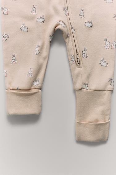 حزمة بيجامتين من قطعة واحدة بأرانب صغيرة وقدم قابلة للتحويل - بيج الخاص بـ Zara
