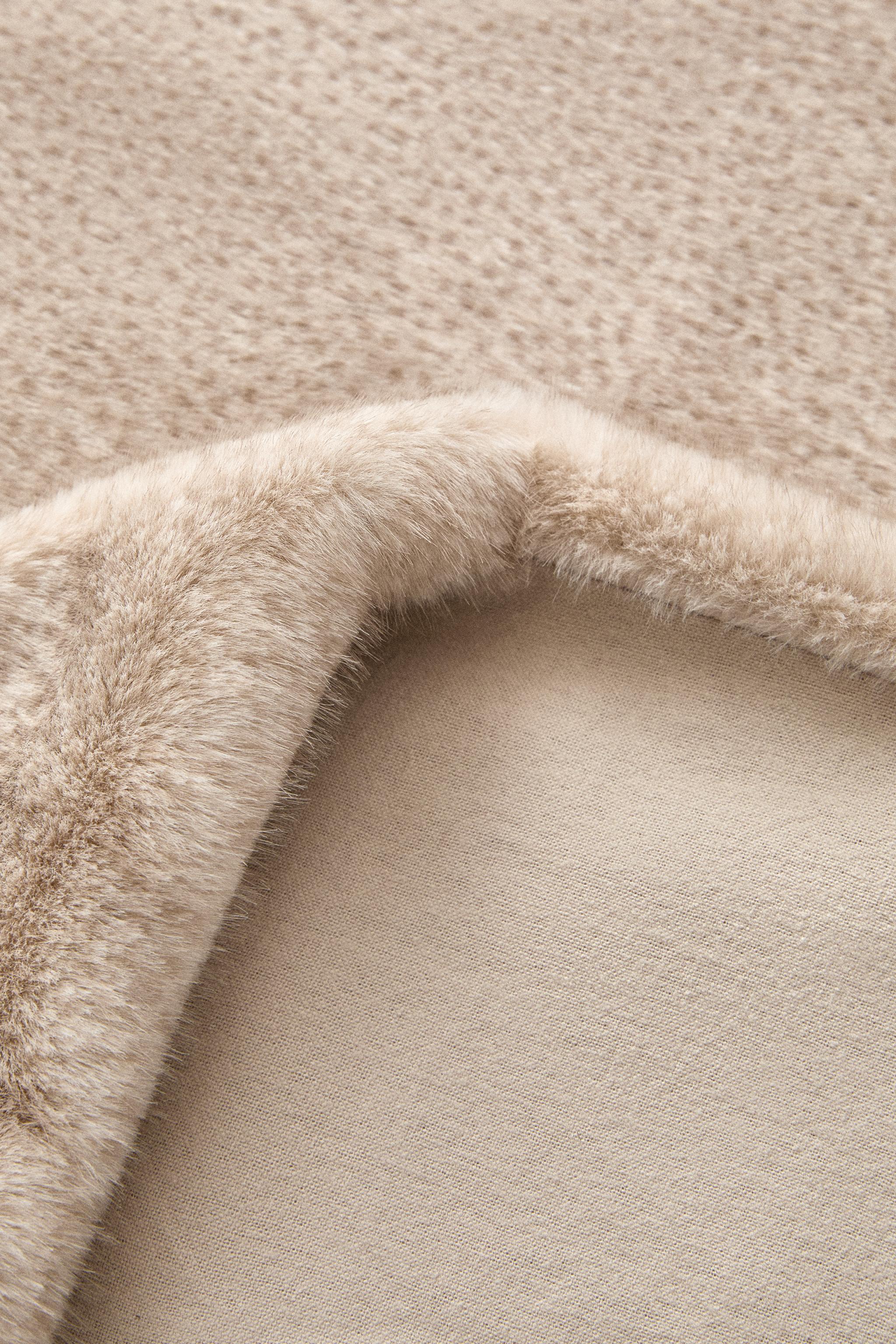 FLECKED FUR BLANKET