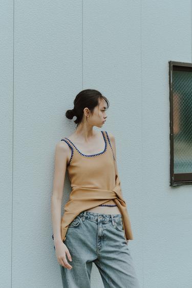 コントラスト刺繍ニットトップスミディアムキャメルZaraのコントラスト刺繍ニットトップス - ミディアムキャメル