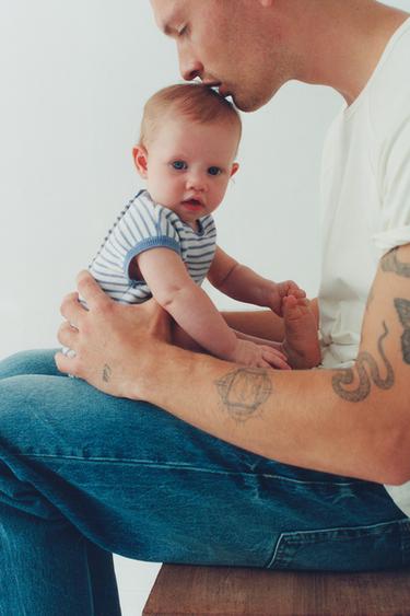 КОРОТКИЙ КОМБИНЕЗОН В ПОЛОСКУ С НАШИВКОЙ В ВИДЕ КРОЛИКА — Цвет небеленого полотна/Синий от Zara