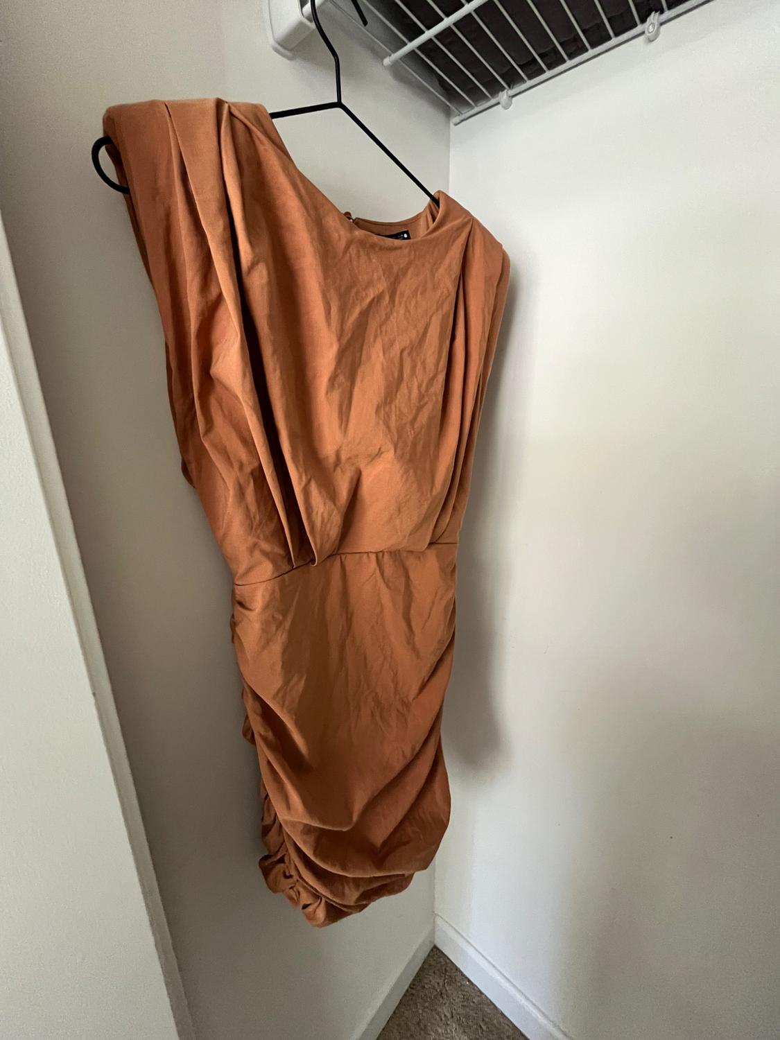 DRAPED DETAIL DRESS WITH SHOULDER PADS - Image 2
