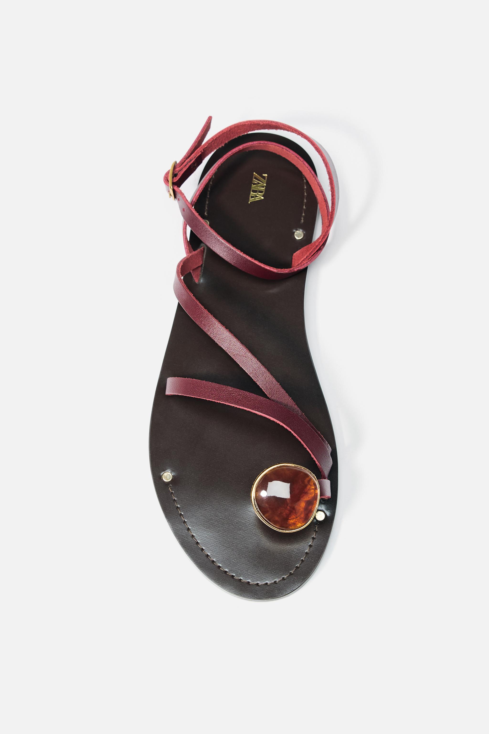 サンダル・ミュール ZARA FLAT STRAP SANDALS WITH L ADORNMENT 1610/310/800 FLAT STRAPPY SANDALS WITH METAL ORNAMENT - Black | ZARA Canada