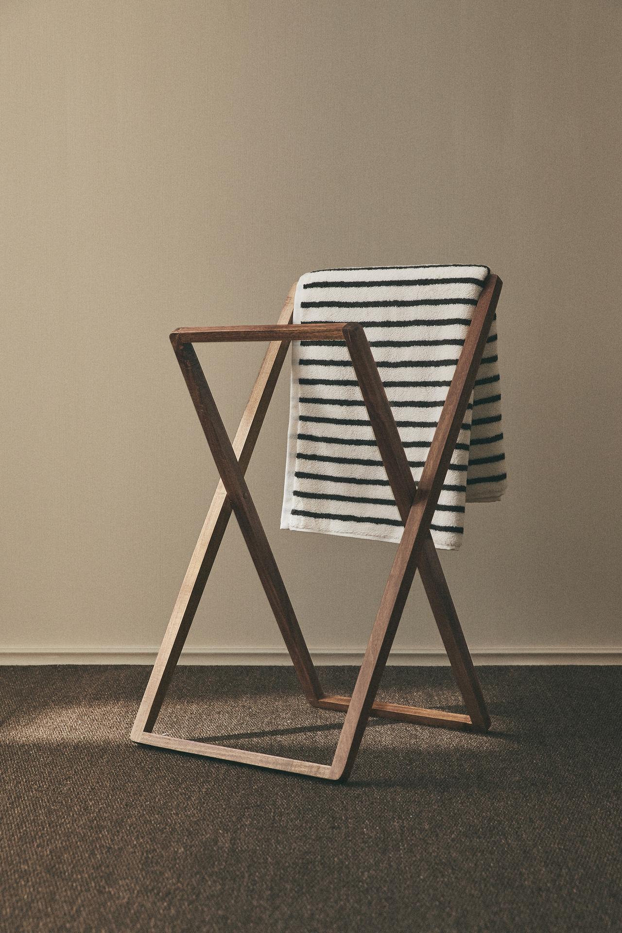 ACACIA WOOD TOWEL RACK — Brown