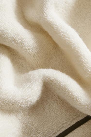 EMBROIDERED TRIM BATH TOWEL - mid khaki by Zara