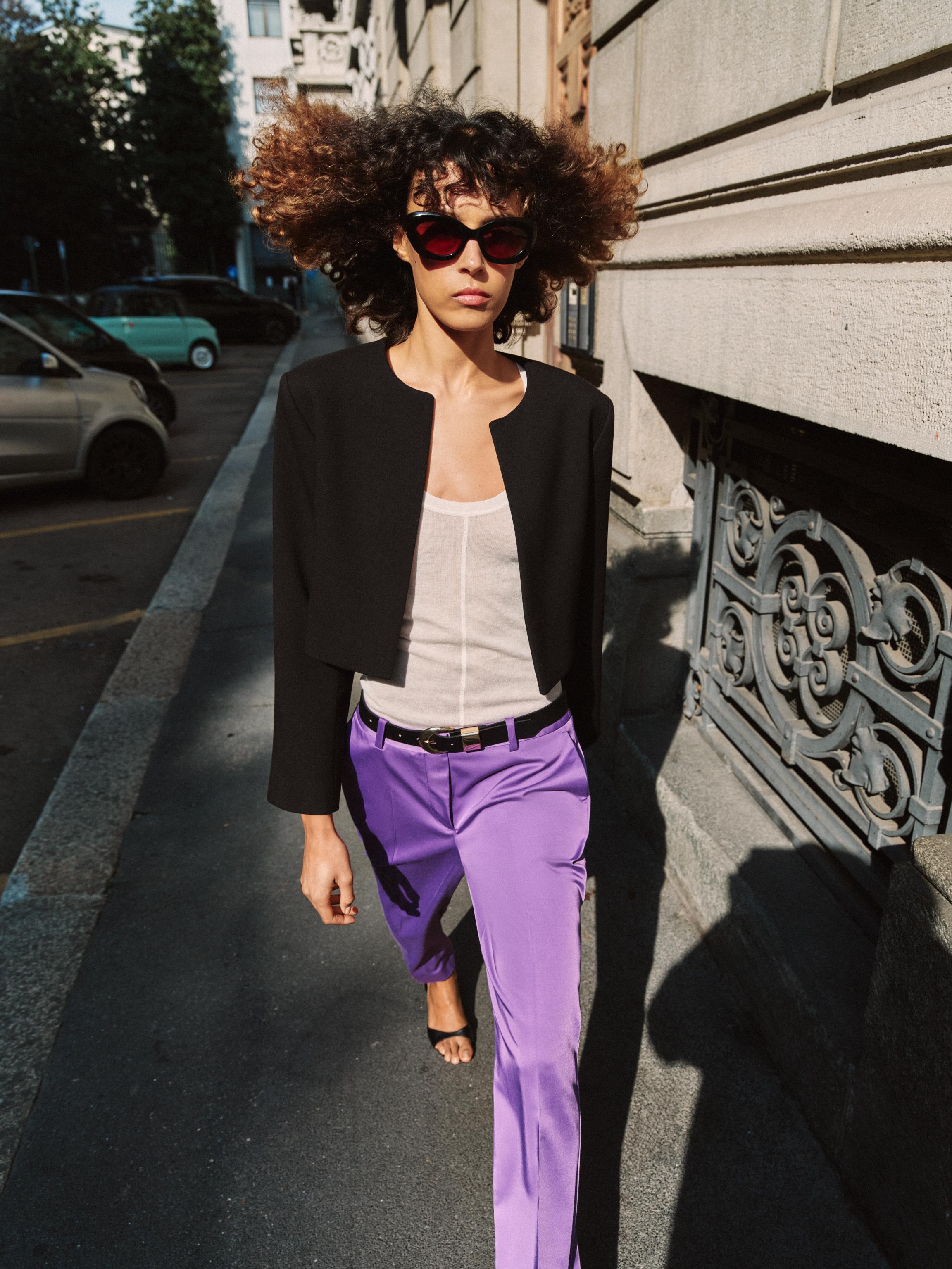 ショート丈ショルダーパッドブレザー - ブラック | ZARA Japan / 日本