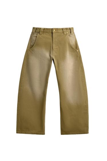 Front view of toasted balloon fit jeans with a washed effect and five pockets. Front fastening and belt loops.