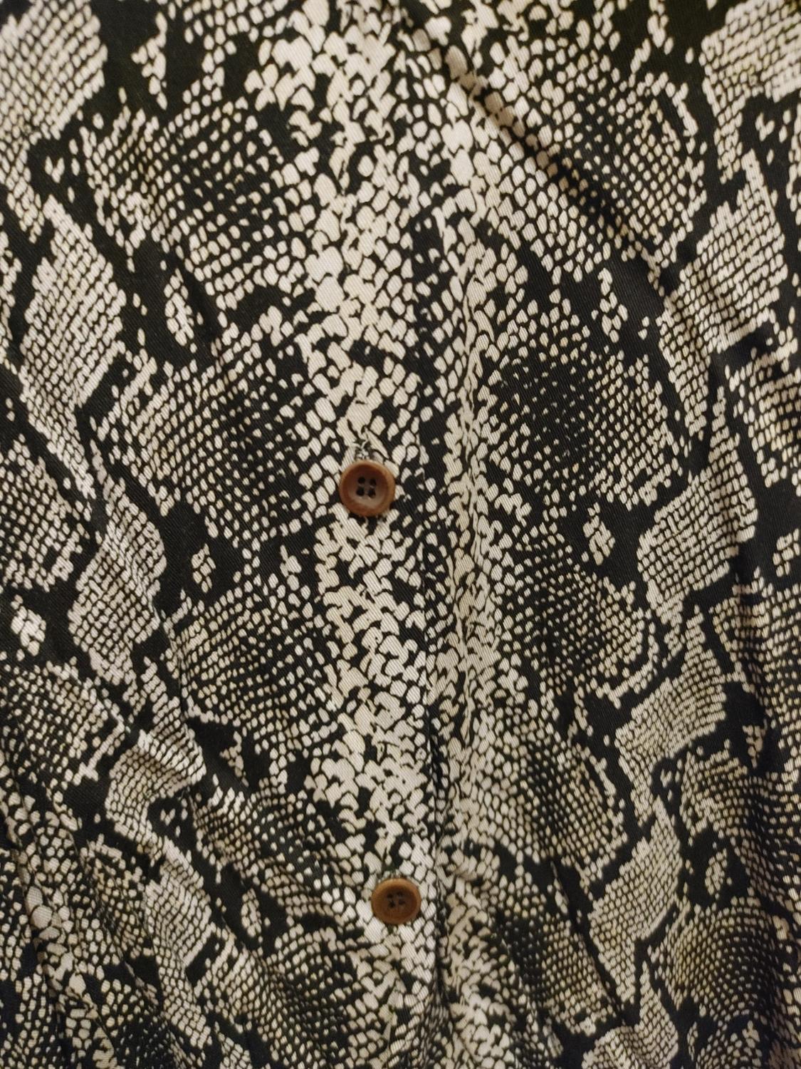 SNAKESKIN PRINT CROPPED SHIRT - Image 4