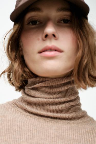 PULL EN MAILLE À COL MONTANT - Camel foncé de Zara